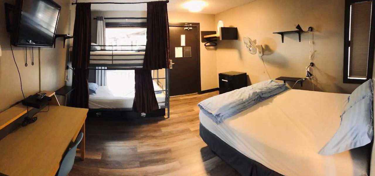 Banff International Hostel 0*,
