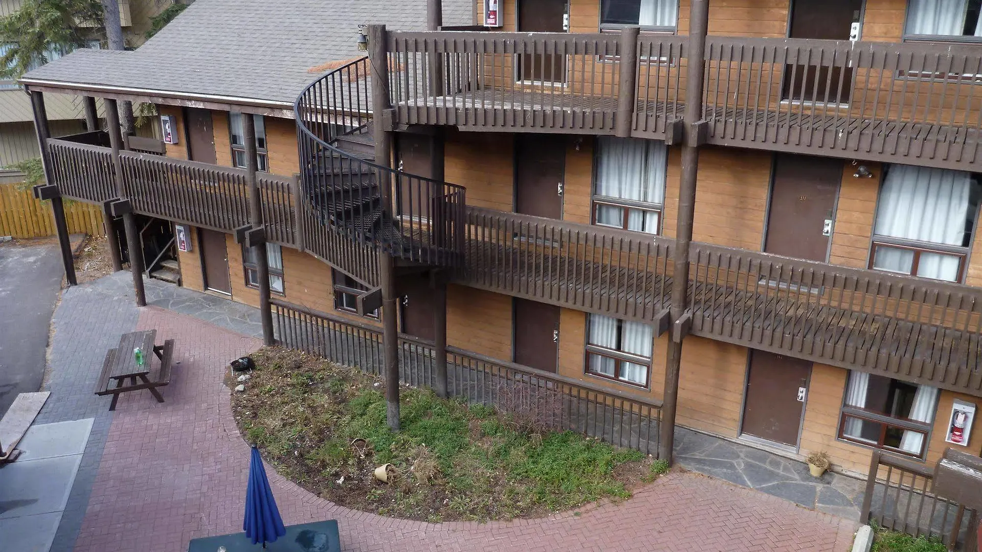 Banff International Hostel 0*,