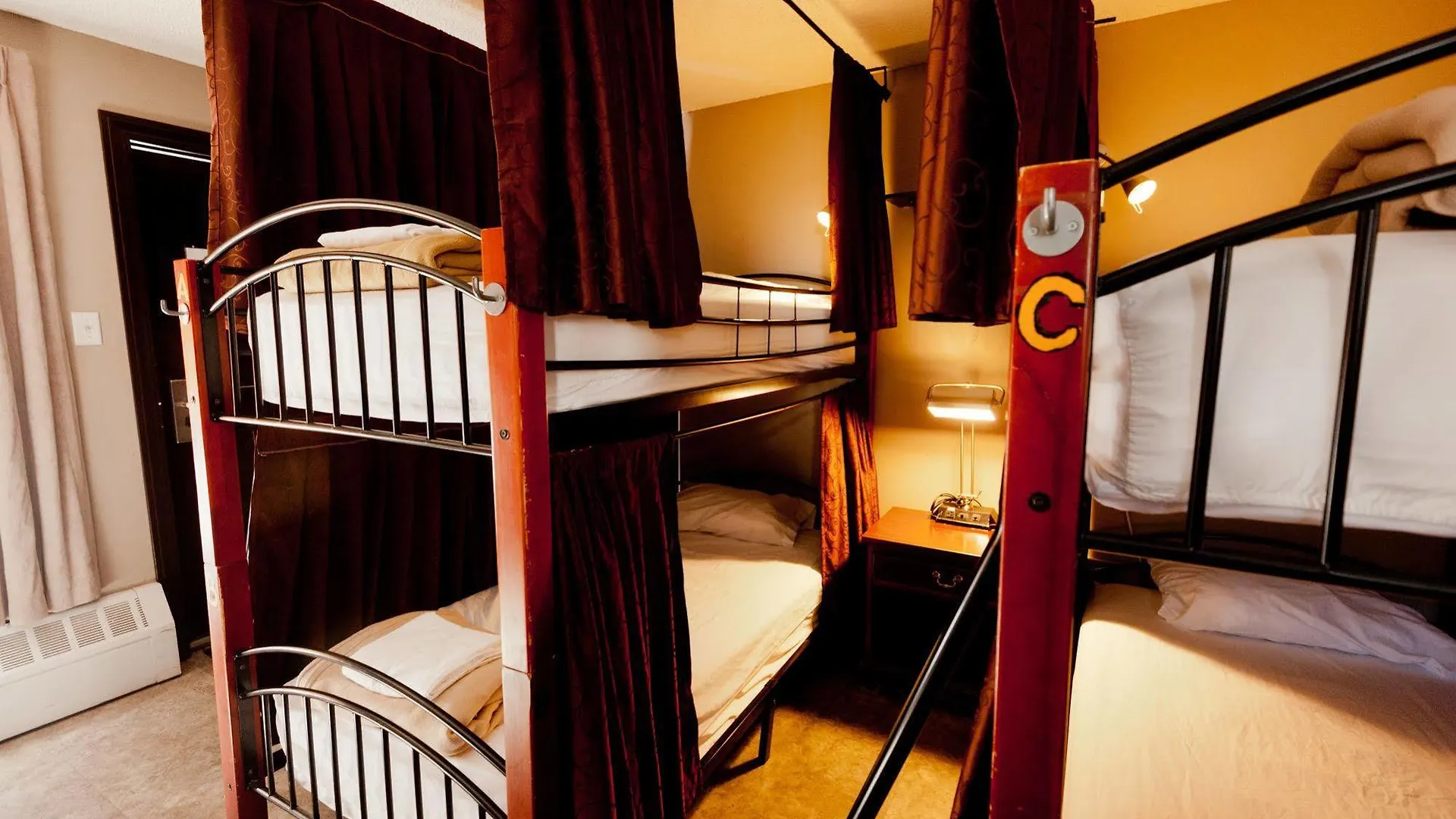 Banff International Hostel كندا
