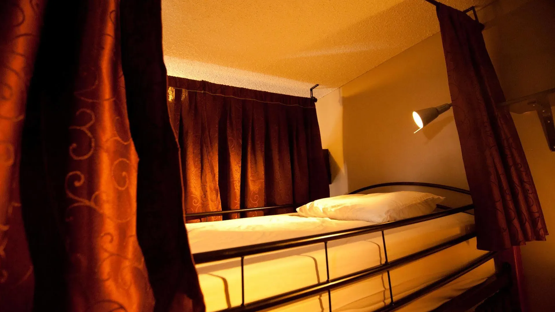 Banff International Hostel 0*,